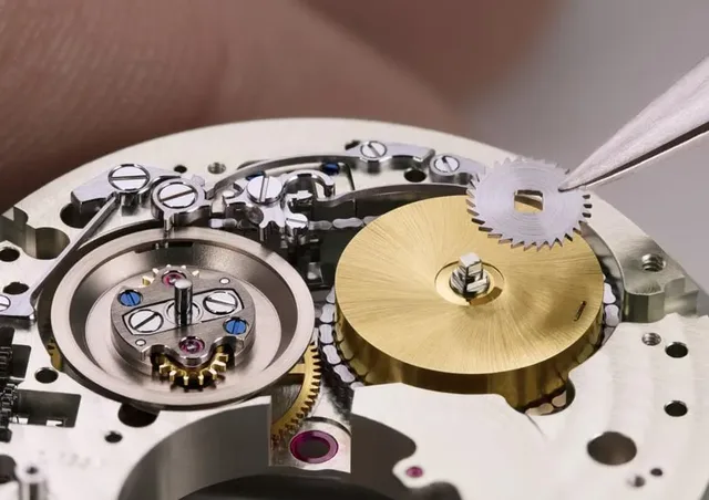 A. Lange & Söhne: Einbau der Kette-Schnecke-Konstruktion