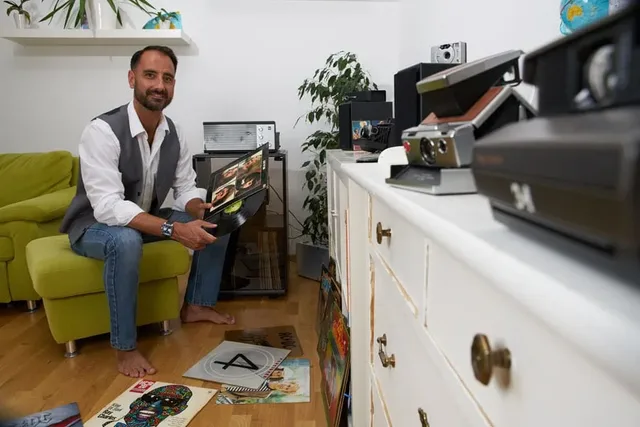 Die vielen Retrouhren sind kein Zufall: Alexander Krupp zu Hause mit seinen Schallplatten, Plattenspieler, historischen Kameras – und der TAG Heuer Monaco