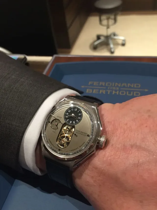 So sieht die Chronomètre Ferdinand Berthoud FB 1.3 am Handgelenk aus