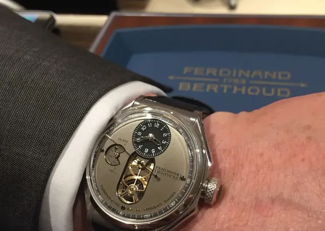So sieht die Chronomètre Ferdinand Berthoud FB 1.3 am Handgelenk aus