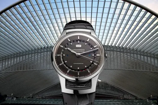 Die Lehmann Schramberg Intemporal Zeigerdatum vor Bahnhof Liège-Guillemins