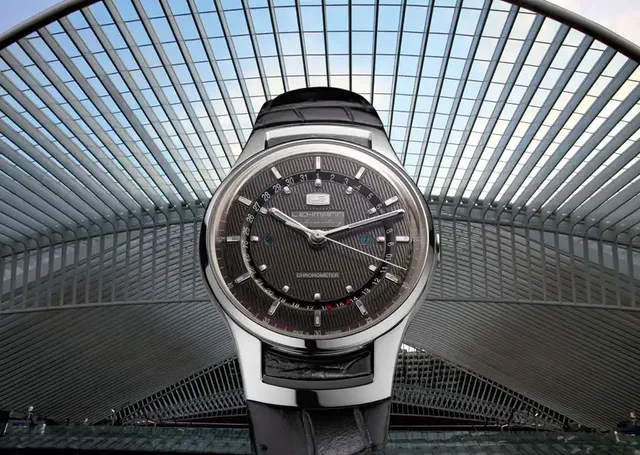 Die Lehmann Schramberg Intemporal Zeigerdatum vor Bahnhof Liège-Guillemins