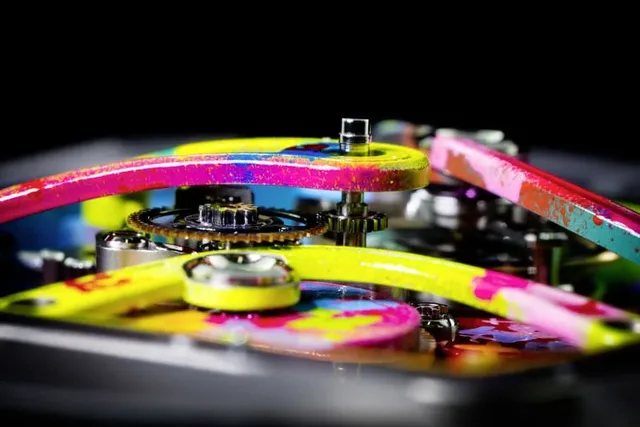Vom Künstler bespruehte Komponenten des Richard-Mille-Uhrwerks