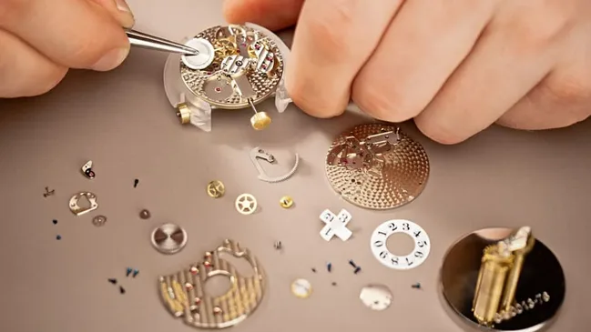 Uhrenservice bei A. Lange & Söhne: Das Uhrwerk wird komplett zerlegt, gereinigt, geölt, zusammengesetzt und einreguliert