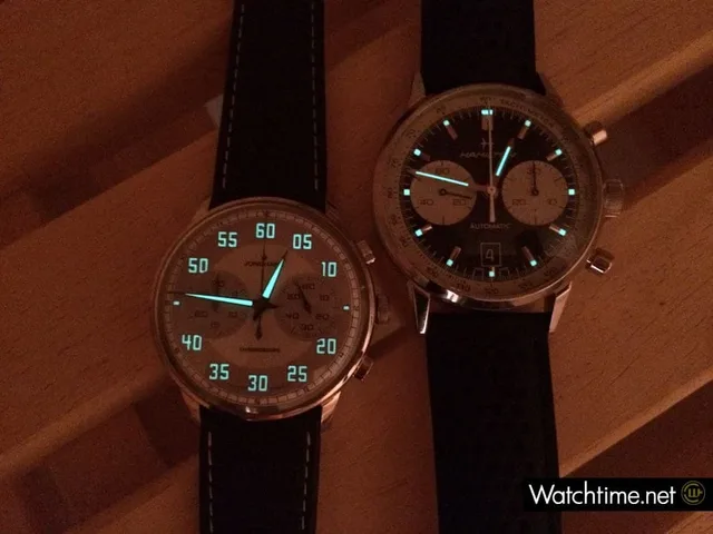 Hamilton Intra-Matic 68 und Junghans Meister Driver Chronoscope bei Nacht