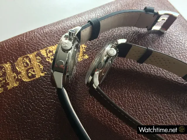 Hamilton Intra-Matic 68 und Junghans Meister Driver Chronoscope von der Seite aus betrachtet