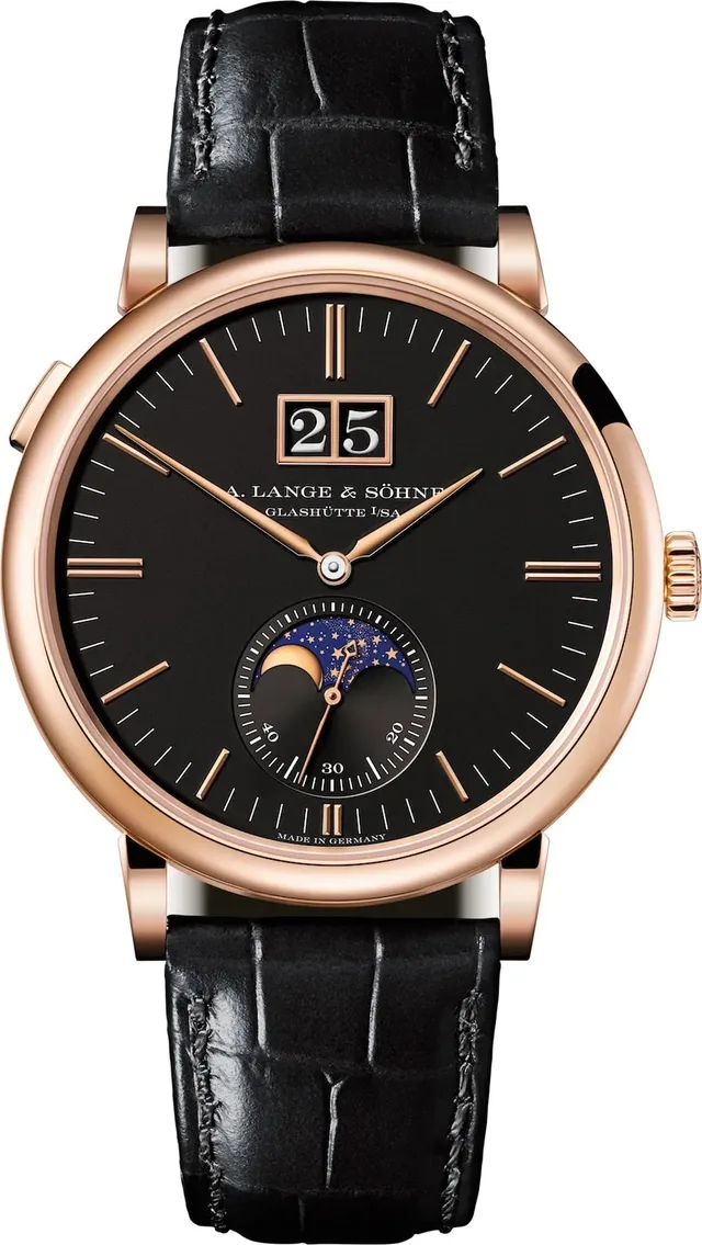 Die Appliken und Zeiger der A. Lange & Söhne Saxonia Mondphase in Rotgold sind ebenfalls aus Rotgold.