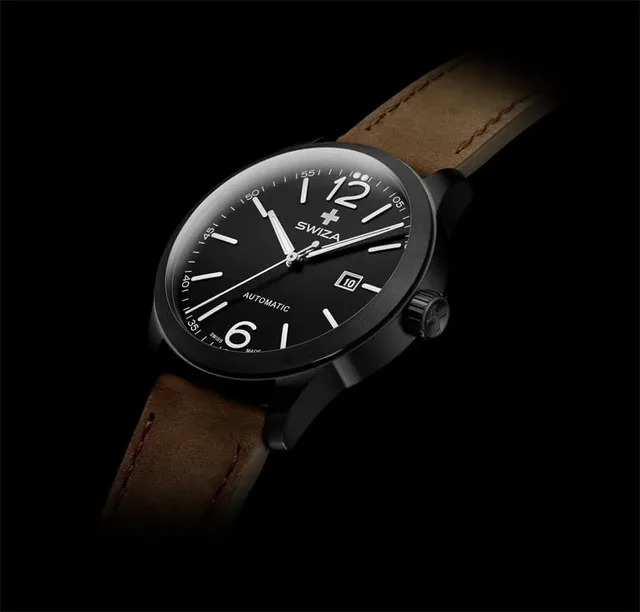 Diese Version der Kretos von Swiza kommt mit einem schwarz PVD-beschichteten Edelstahlgehäuse und braunem Kalbslederband