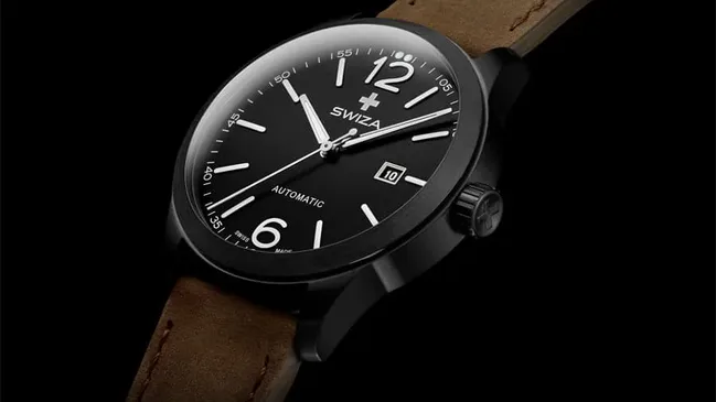 Diese Version der Kretos von Swiza kommt mit einem schwarz PVD-beschichteten Edelstahlgehäuse und braunem Kalbslederband