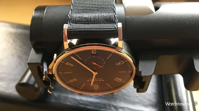 Lage: 6H - 6 Uhr oben auf der Zeitwaage, entspricht der Position "Krone links"