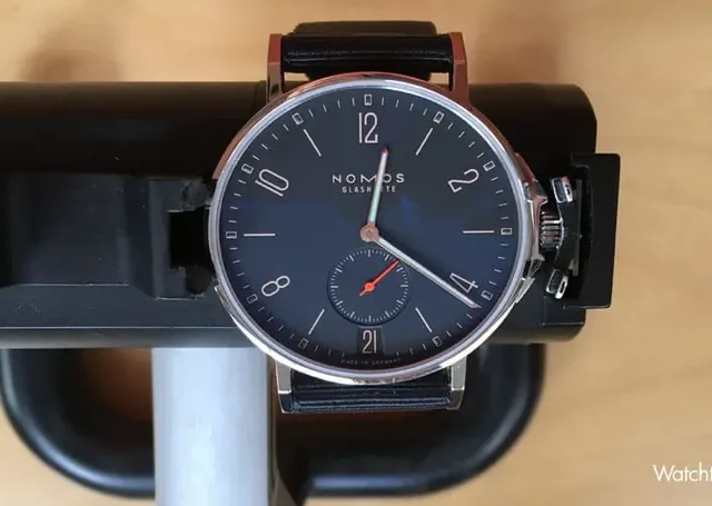 Lage: Zifferblatt oben, demonstriert auf der Zeitwaage