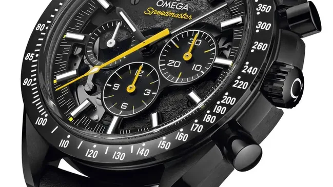 Omega: Speedmaster Dark Side of the Moon Apollo 8 mit geöffnetem Zifferblatt
