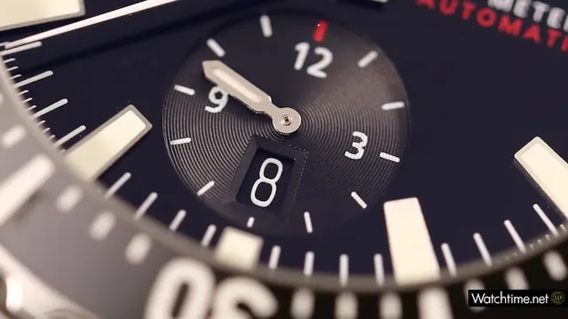 Der Totalisator bei sechs Uhr zählt bis zu zwölf Stunden und beherbergt auch das Datum.