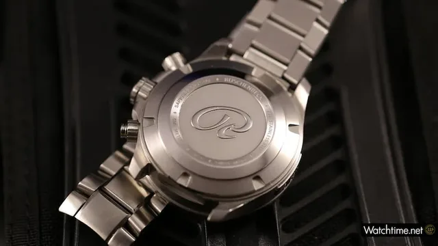 Der massive Gehäuseboden der Rüschenbeck R5 ist mit einer Gravur versehen.