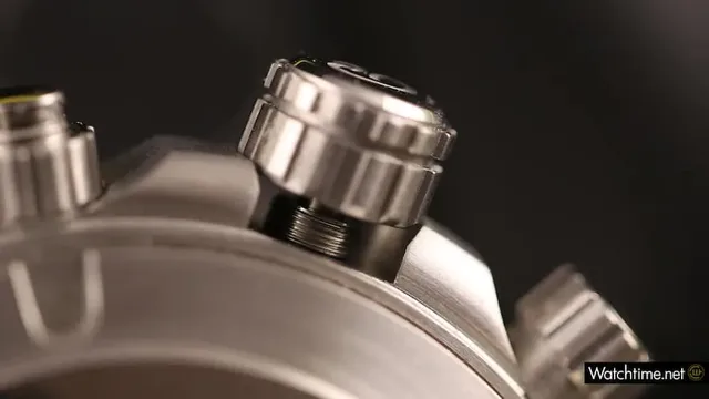 Die Krone des R5 ist massiv, griffig und verschraubt.