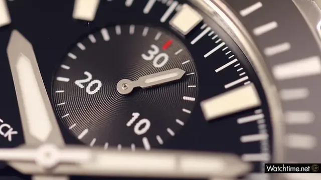 An der Zwölf-Uhr-Position befindet sich der springende 30-Minutenzähler.