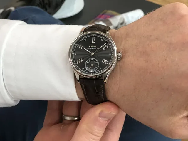 Sinn Spezialuhren: 6200WG Meisterbund I sitzt gut mit Lederband