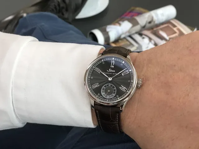 Sinn Spezialuhren: 6200WG Meisterbund I ein eleganter Begleiter