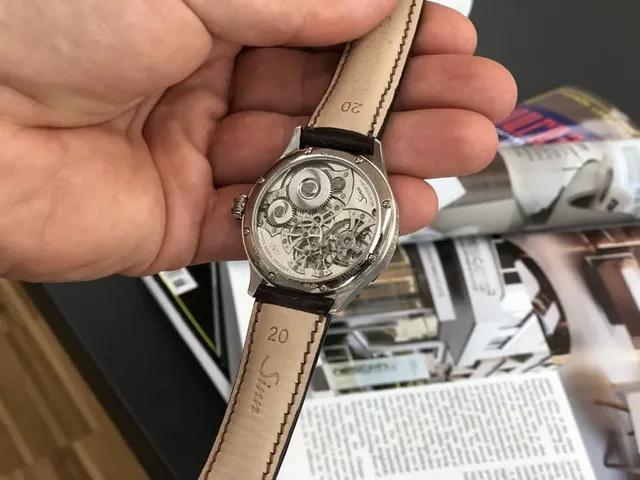 Sinn Spezialuhren: 6200WG Meisterbund I das Uhrwerk