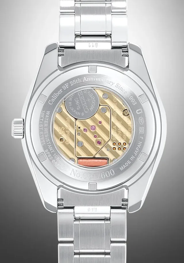 Durch den Glasboden der Jubiläumsedition zeigt sich das hochpräzise Quarz-Kaliber 9F82.