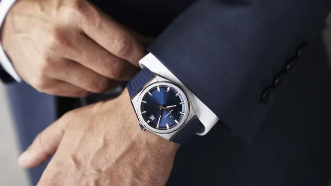 Zenith: Defy Classic mit blauem Zifferblatt mit Sonnenschliff und blauem Naturkautschukband