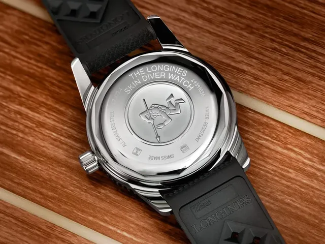 Die Rückseite der Skin Diver Watch ziert das Relief eines harpunenbewehrten Tauchers