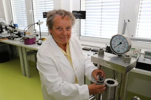 Sinn Spezialuhren: U212 im Dauertest, Wasserdichtheitstest im Druckbehälter