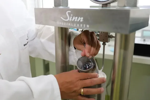 Sinn Spezialuhren: U212 im Dauertest, Wasserdichtheitstest im Druckbehälter