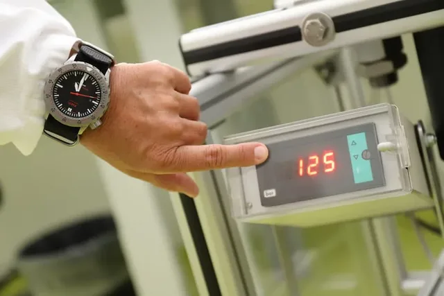 Sinn Spezialuhren: U212 im Dauertest, Wasserdichtheitstest im Druckbehälter