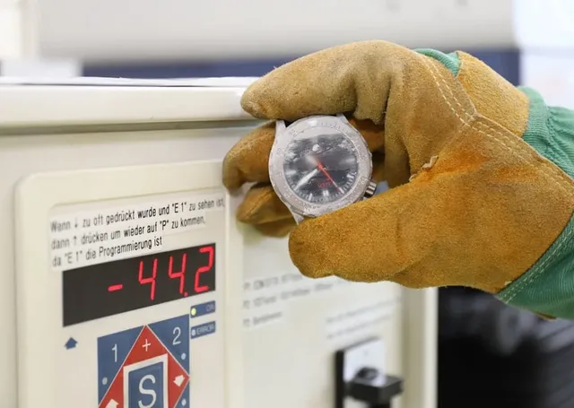 Sinn Spezialuhren: U212 im Dauertest, Kältetest im Eisschrank