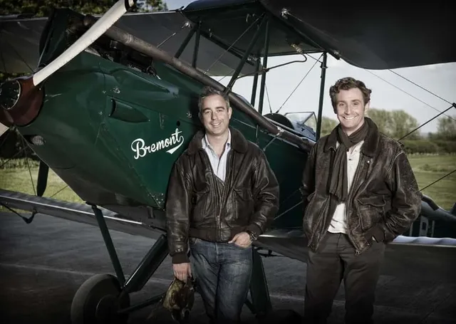 Die Gründer der Uhrenmarke Bremont: Die Brüder Giles (links) und Nick English, hier vor ihrem Vintage-Doppeldecker De Havilland Gipsy Moth, fotografiert 2013 in der Nähe von Henley-on-Thames.