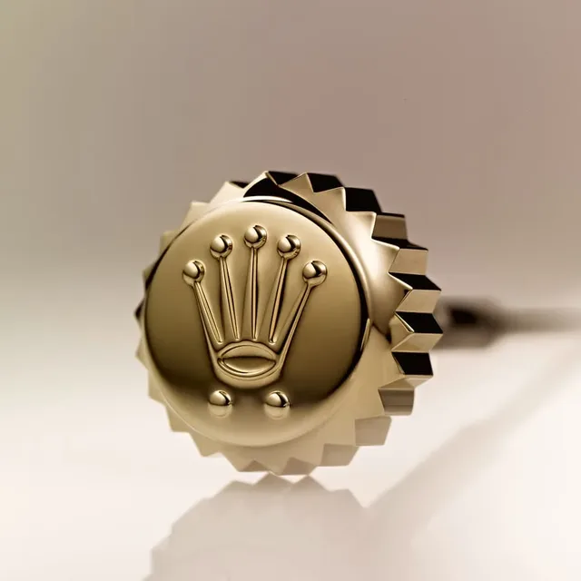 Die Aufzugskrone mit zwei Punkten verweist aus eine Twinlock-Dichtung.