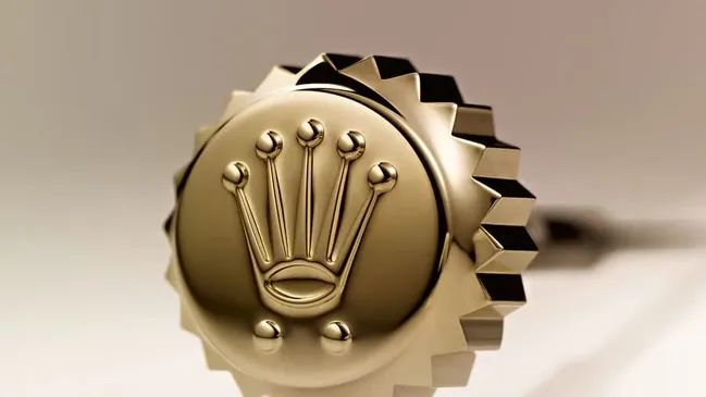 Die Aufzugskrone mit zwei Punkten verweist aus eine Twinlock-Dichtung.