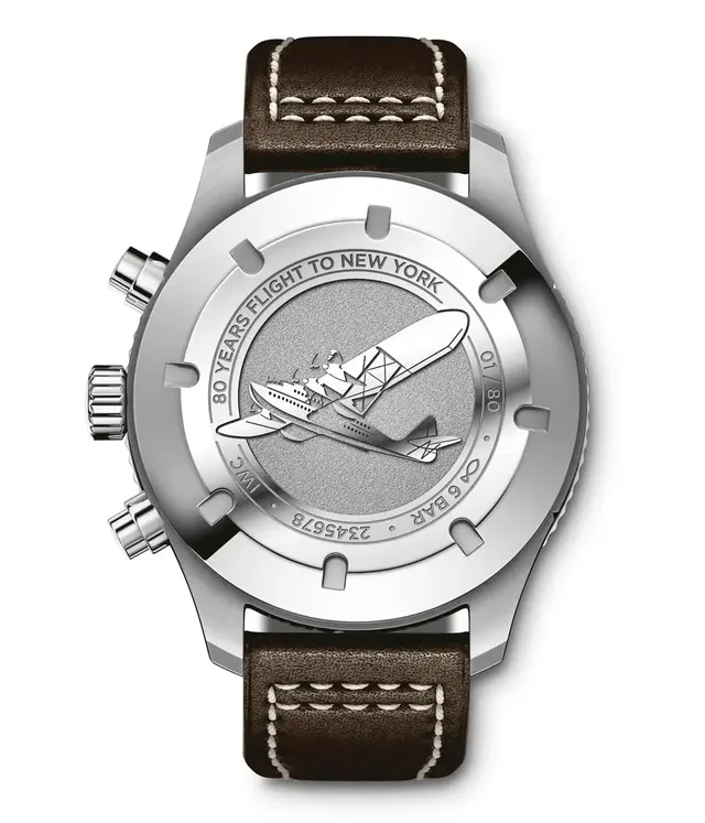 Gehäuserückseite der IWC Pilot’s Watch Timezoner Chronograph Edition „80 Years Flight to New York“ mit Gravur