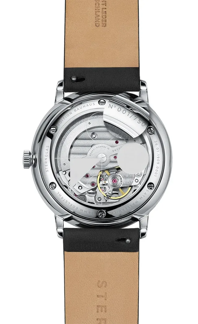 Gehäuserückseite der Sternglas Naos Automatik Edition Bauhaus mit geometrischen Formen und Limitierungs- und Editionsgravur