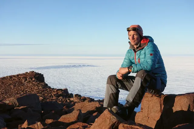Martin Leitl auf einer Felsinsel in der Antarktis
