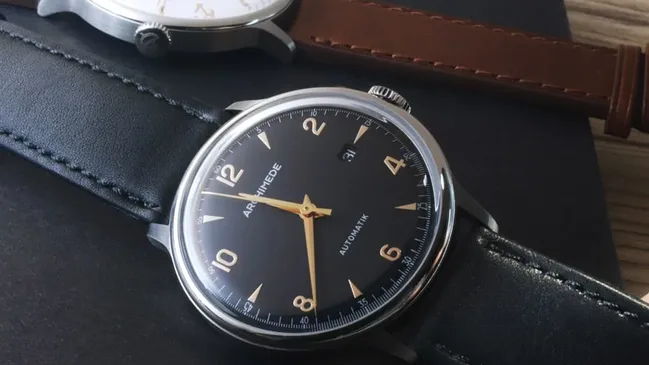 Archimede: 1950-2 Bicolor mit schwarzem Zifferblatt