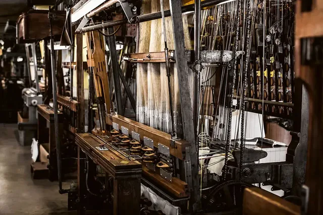 Tudor: Alte Webstühle der Firma Julien Faure