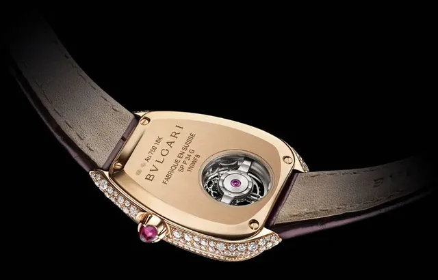 Durch einen transparenten Ausschnitt im Gehäuseboden der Bulgari Serpenti Seduttori Tourbillon kann das Tourbillonwerk betrachtet werden.