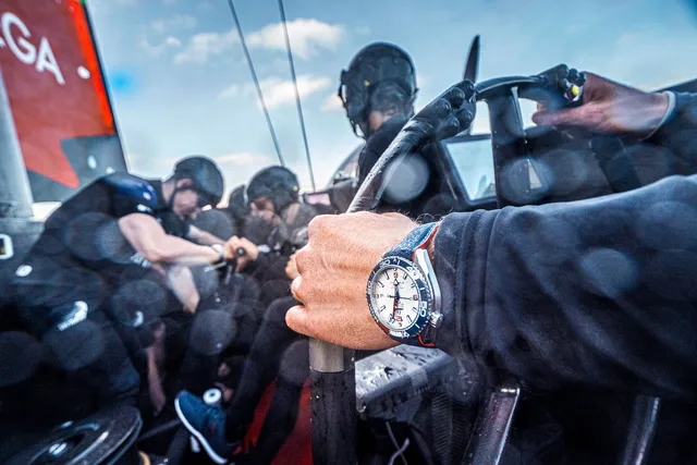 Emirates Team New Zealand mit der Omega Seamaster Planet Ocean 36th America’s Cup Limited Edition