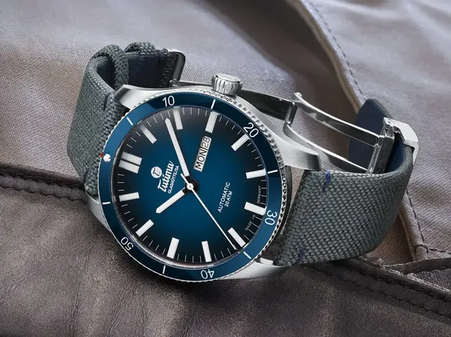 Tutima: Grand Flieger Airport mit blauem Dégradé-Zifferblatt