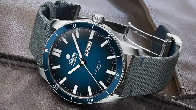 Tutima: Grand Flieger Airport mit blauem Dégradé-Zifferblatt