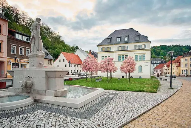 Aussenansicht der Rückseite des deutschen Uhrenmuseums mit dem Zeitgarten