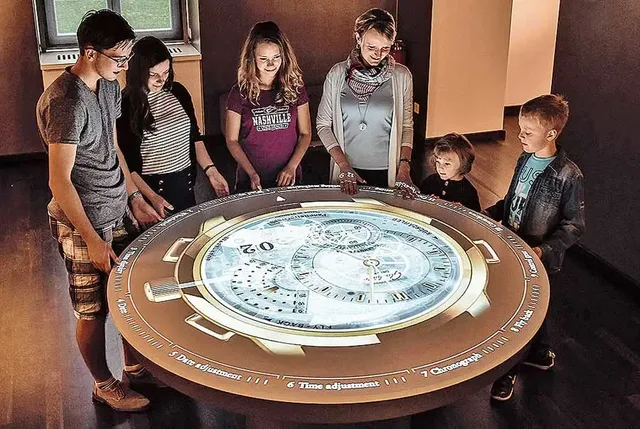 Interaktive Ausstellung: Einzelteile eines Uhrwerks entdecken.