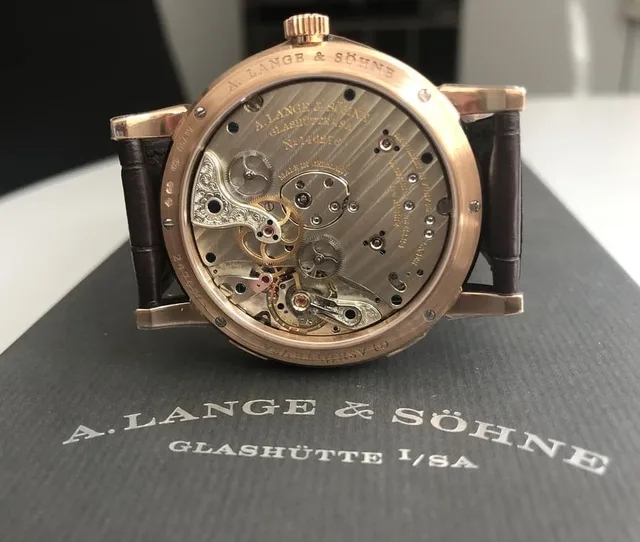 Live-Bild der A. Lange & Söhne Lange 1 Zeitzone mit dem neuen Manufakturkaliber