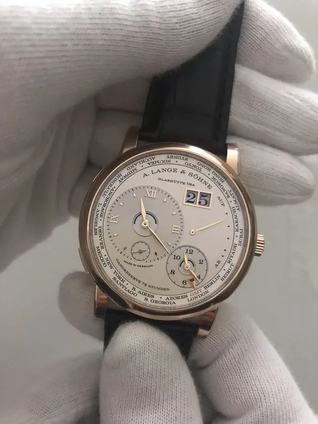 Live-Bild der A. Lange & Söhne Lange 1 Zeitzone mit dem neuen Manufakturkaliber