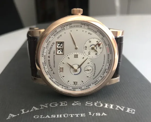 Live-Bild der A. Lange & Söhne Lange 1 Zeitzone mit dem neuen Manufakturkaliber