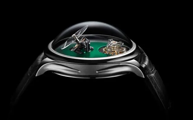 Die gewölbte Saphirglaskuppel stammt von der FlyingT von MB&F - H. Moser & Cie. hat es mit seinem Modell Endeavour Tourbillon verschmolzen