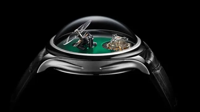Die gewölbte Saphirglaskuppel stammt von der FlyingT von MB&F - H. Moser & Cie. hat es mit seinem Modell Endeavour Tourbillon verschmolzen
