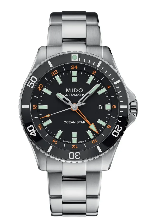 Die Mido Ocean Star GMT mit Metallband, schwarzer Keramiklünette und orangefarbenen Akzenten